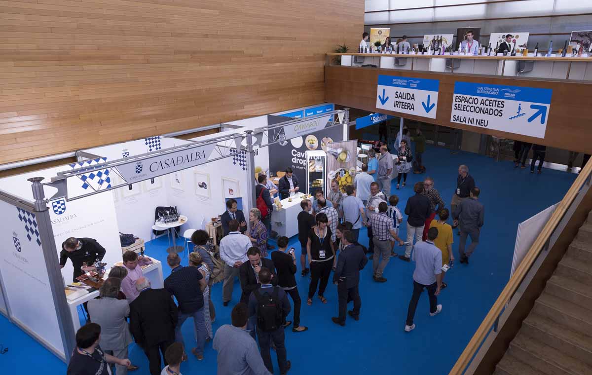 Stand de Casa de Alba desde arriba en una feria gastronómica