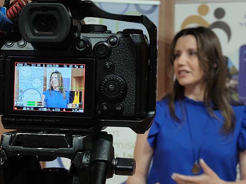 Chica hablando delante de una cámara.