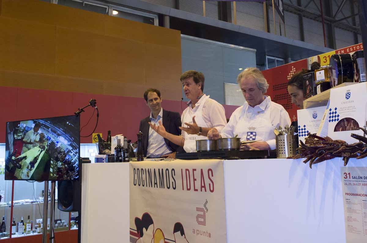 Imagen cocinando en feria gastronómica - Casa de Alba