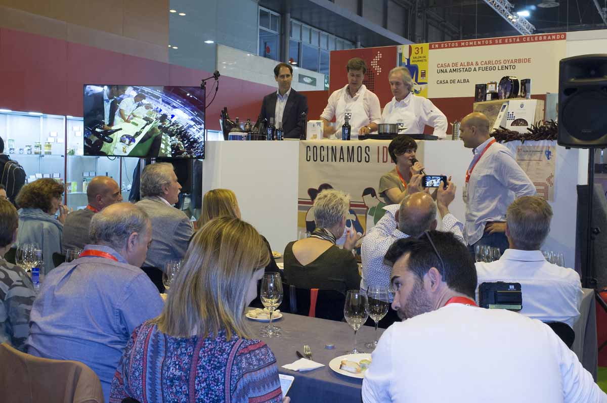 Imagen de entrevista y cocina de fondo en feria gastronómica - Casa de Alba