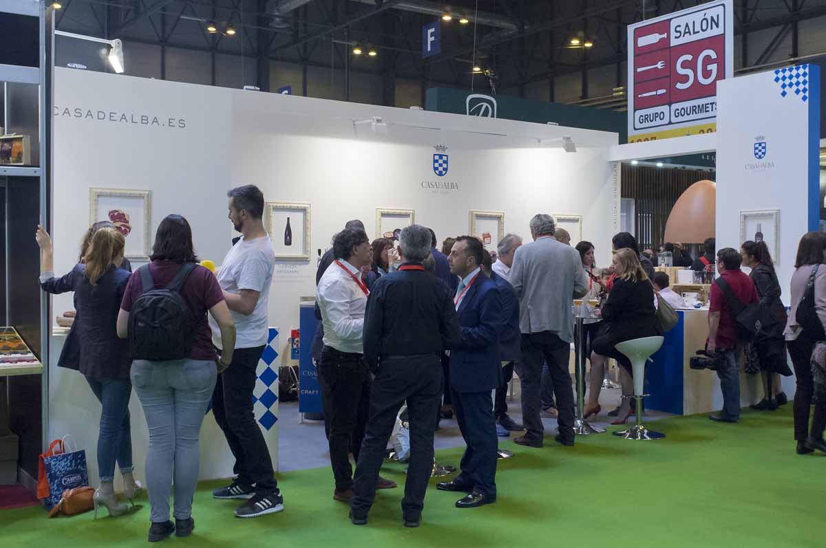 Asistentes en stand de Casa de Alba en una feria gastronómica