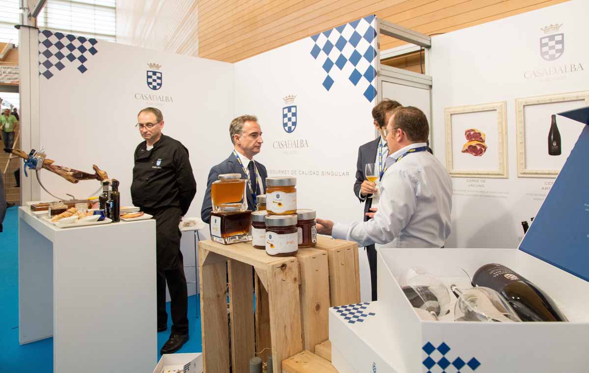 Stand de Casa de Alba en una feria gastronómica