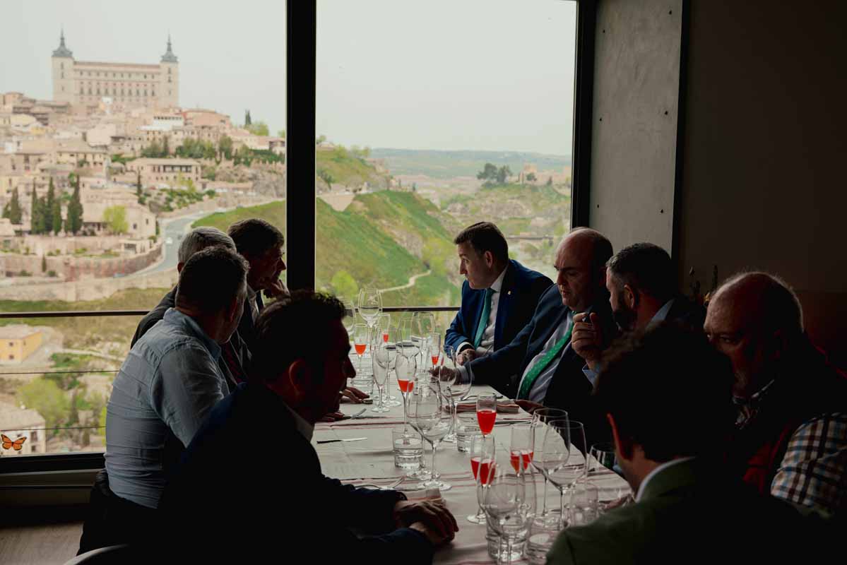 Comensales en evento La Ermitaña con vista del Valle de Toledo de fondo.
