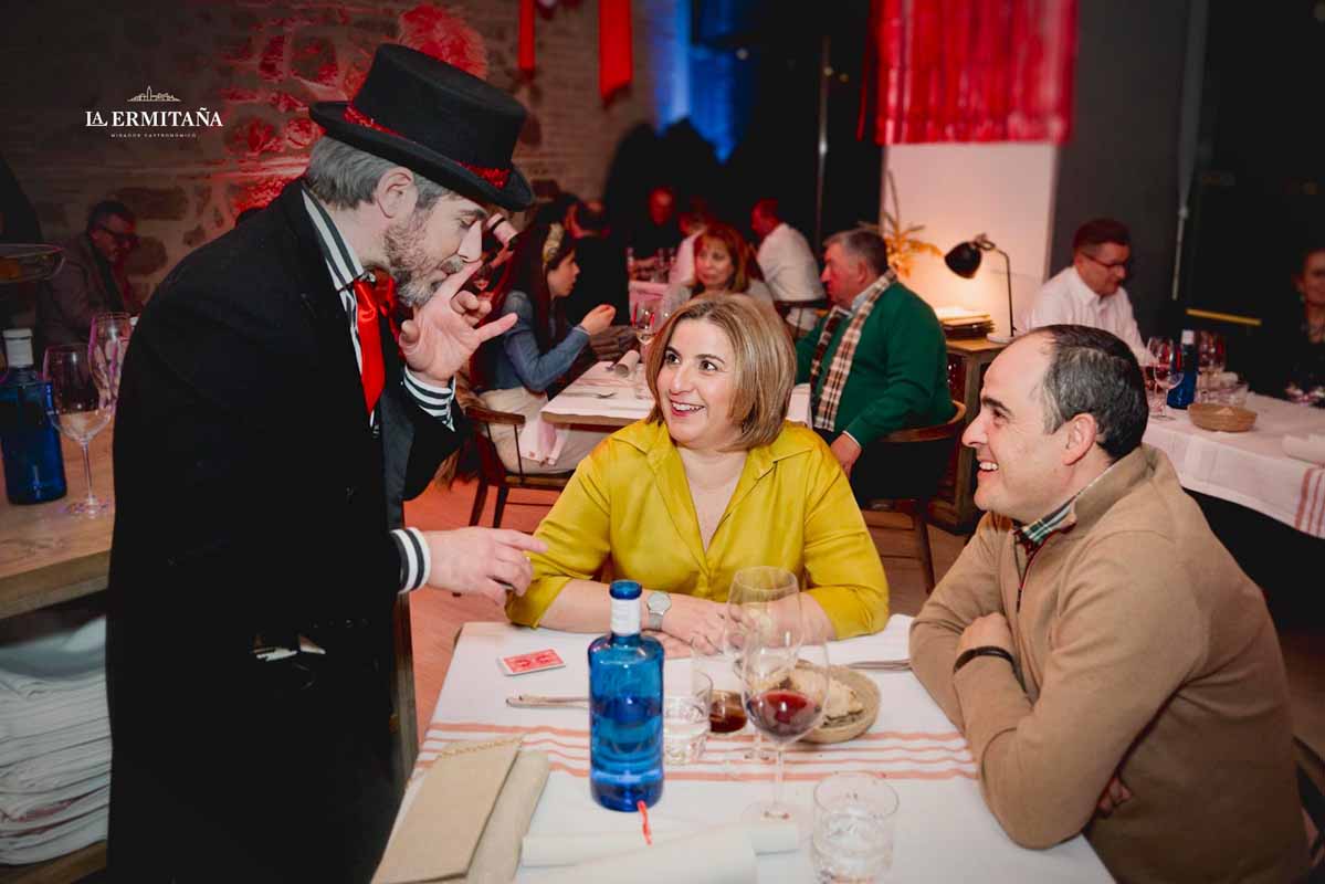 Mago haciendo truco de cartas en Evento Corporativo La Ermitaña