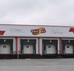 Zona de descarga de almacén de productos cárnicos con infraestructura logística de industria cárnica en Toledo