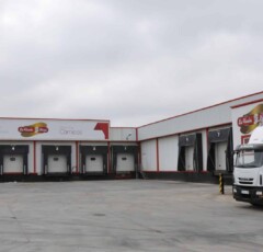 Instalaciones de carga y descarga con camión de distribución para transporte de productos cárnicos