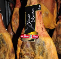 Jamón reserva elaborado mediante proceso tradicional de curación dentro de la producción de embutidos artesanales